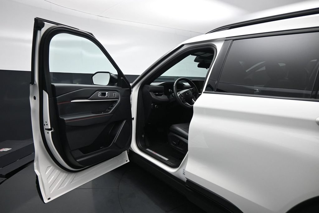 Certified 2025 Ford Explorer ST-Line w/ ST-Line Street Pack AWD/4WD image 9