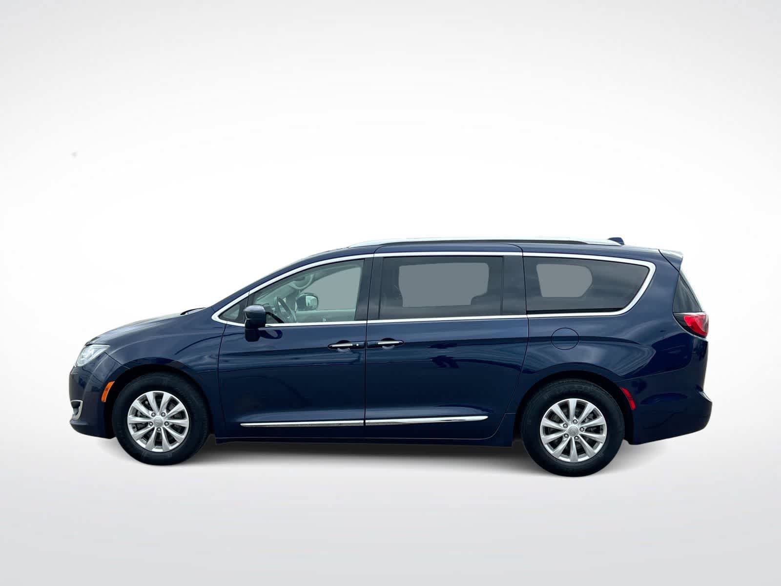 Used 2018 Chrysler Pacifica Touring-L Plus FWD image 5