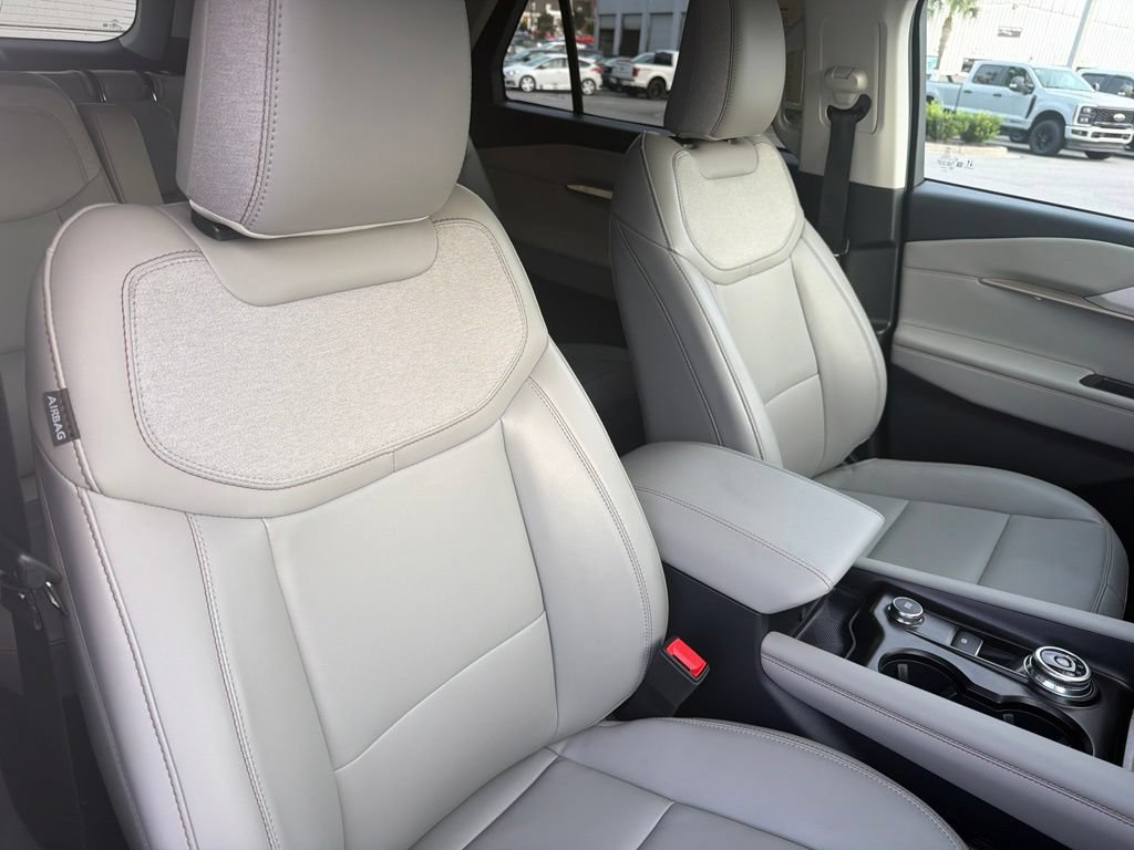 Certified 2025 Ford Explorer Active w/ Active Comfort Package RWD image 31