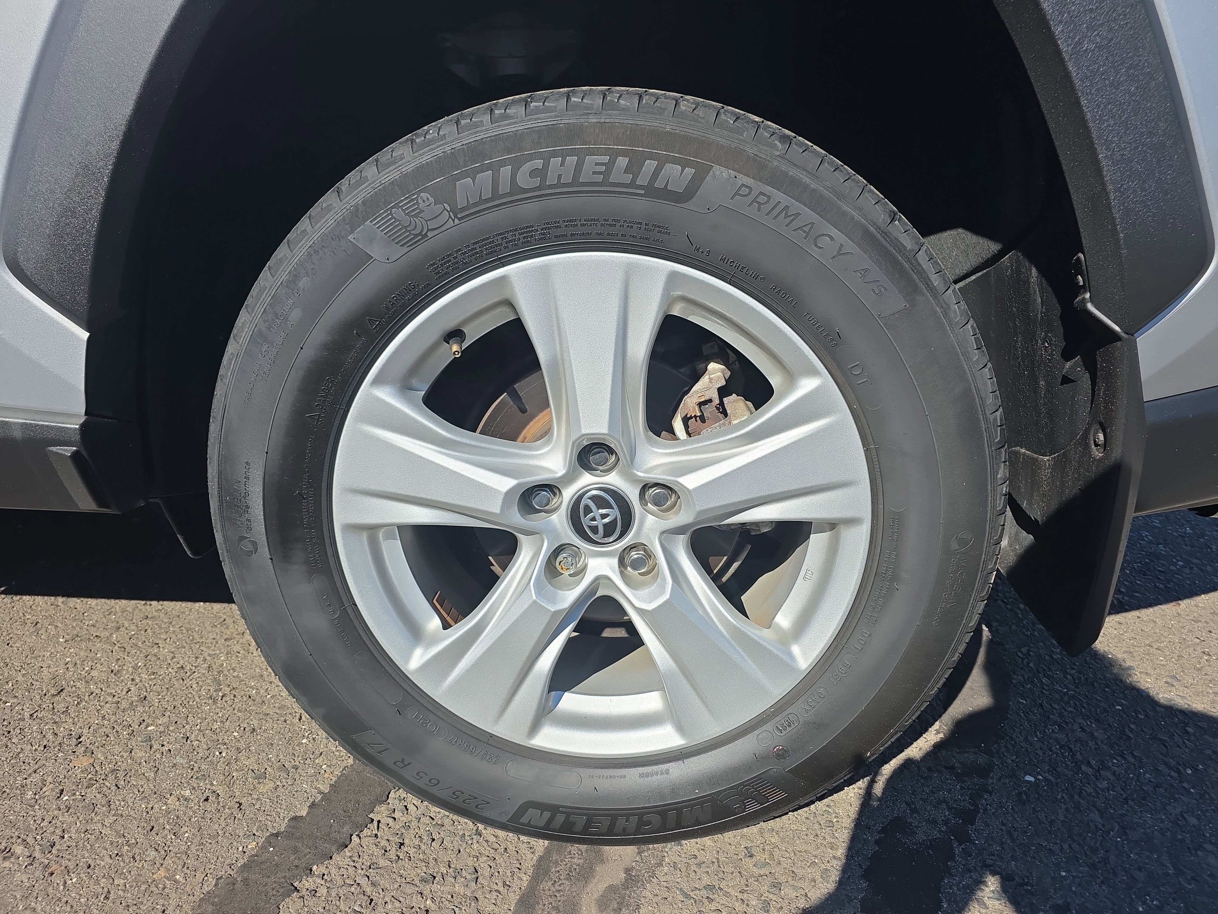 Used 2021 Toyota RAV4 XLE w/ Convenience Package image 12