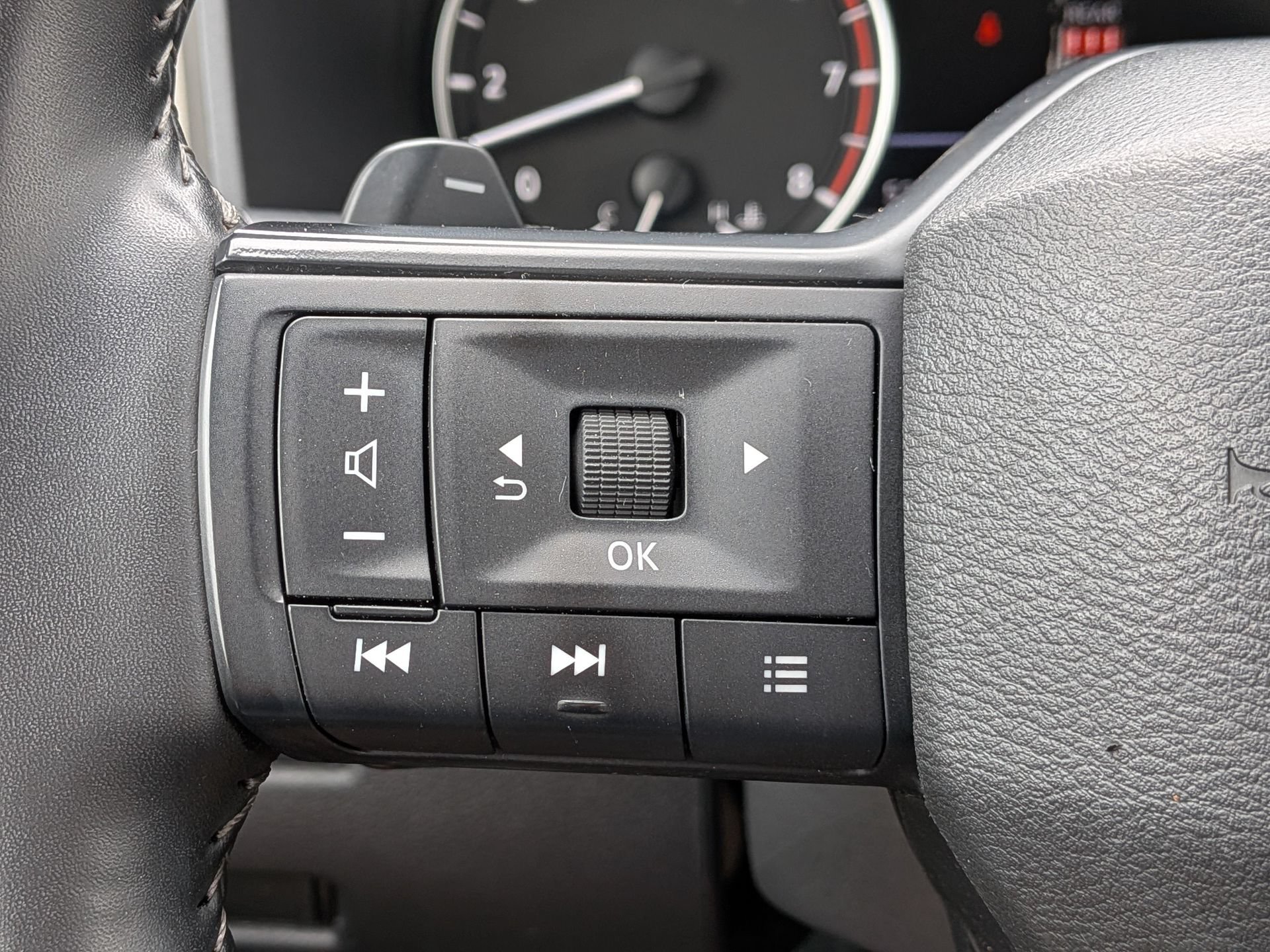 Used 2025 Nissan Rogue SV FWD image 27