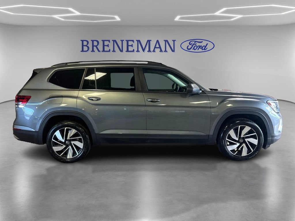 Used 2025 Volkswagen Atlas SE AWD/4WD image 4