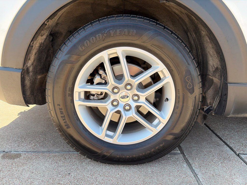 Certified 2025 Ford Explorer Active RWD image 9