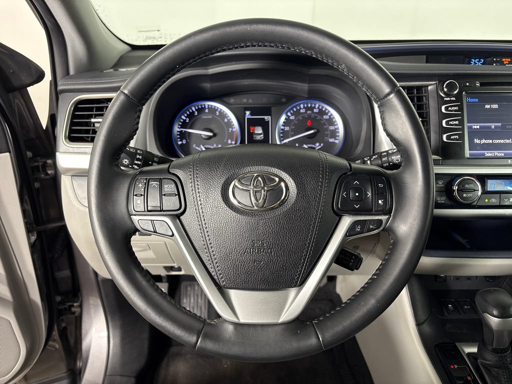 Used 2019 Toyota Highlander XLE FWD image 17