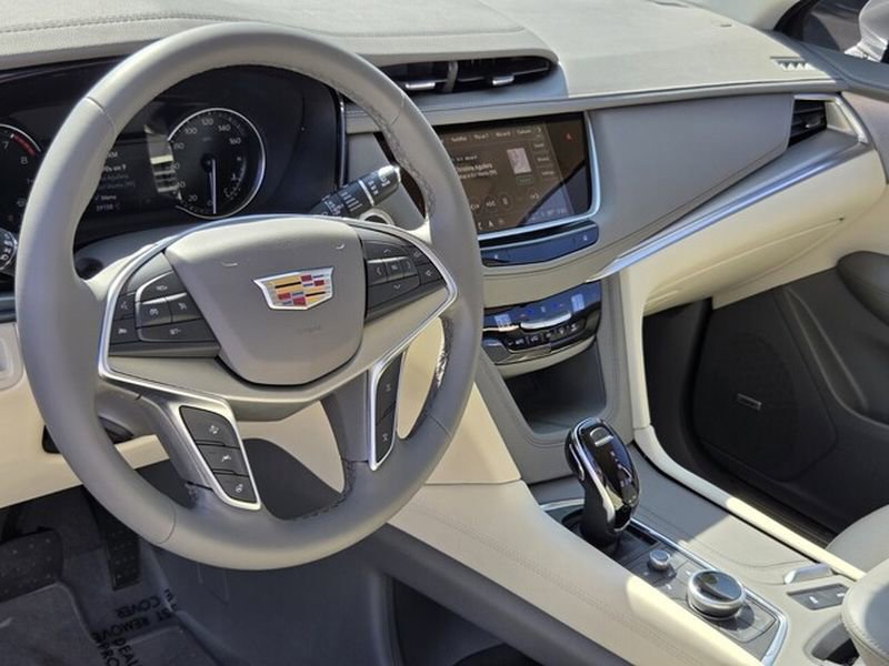 Used 2025 Cadillac XT5 Premium Luxury FWD image 9