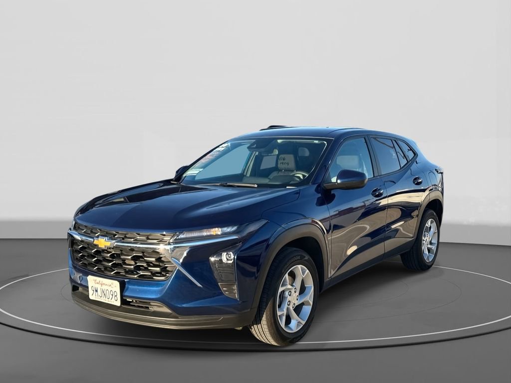 Used 2024 Chevrolet Trax LS w/ LS Convenience Package image 2