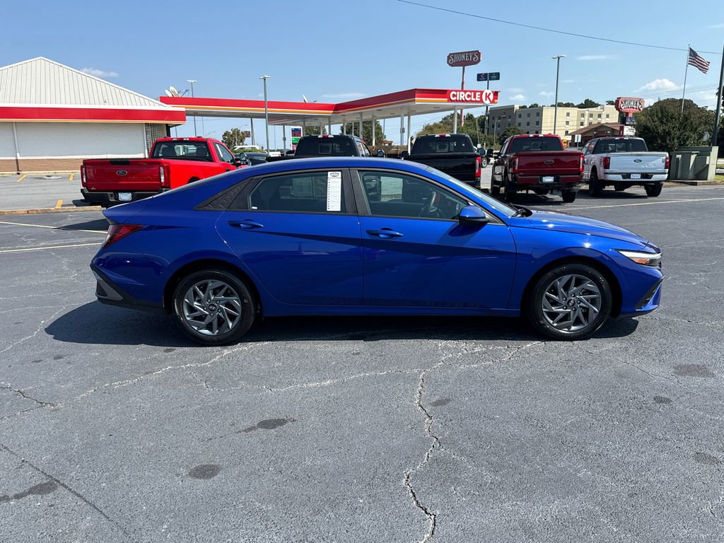 Used 2024 Hyundai Elantra SEL FWD image 2