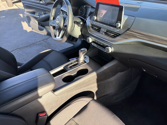 Used 2025 Nissan Altima 2.5 SV FWD image 15