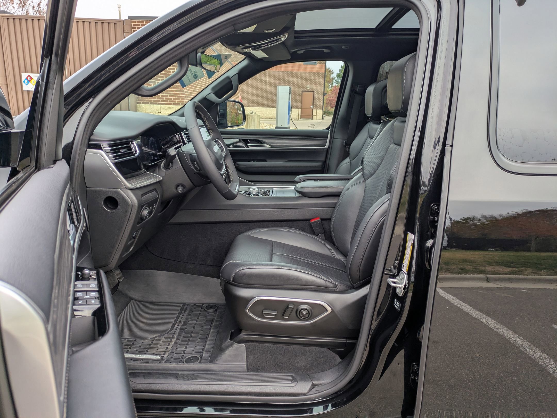 Used 2024 Jeep Wagoneer Series III w/ Premium Group I image 12