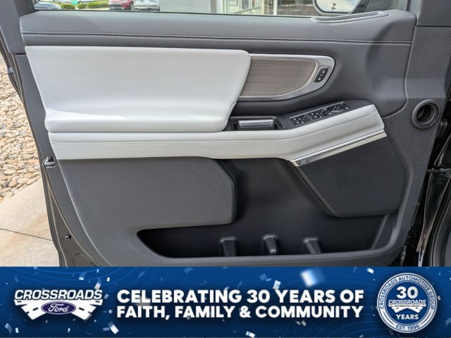 Certified 2025 Ford Expedition Platinum w/ Driver's Package AWD/4WD image 1