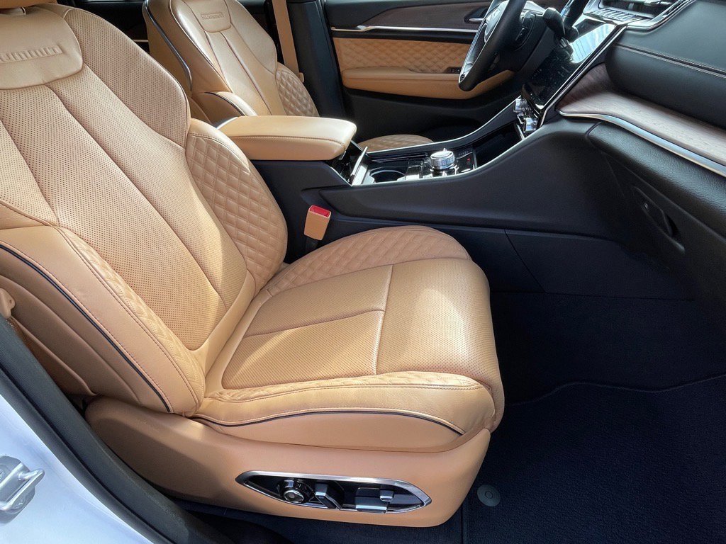 Used 2022 Jeep Grand Cherokee Summit w/ Luxury Tech Group V image 11