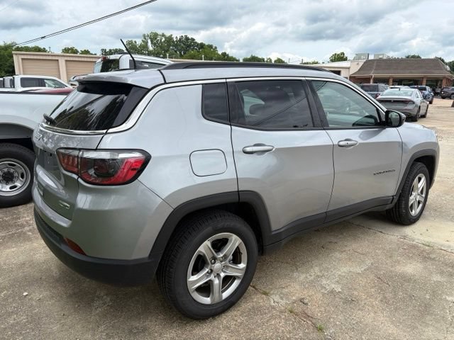 Used 2024 Jeep Compass Latitude AWD/4WD image 2