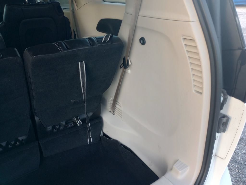 Used 2023 Chrysler Pacifica Touring-L FWD image 14