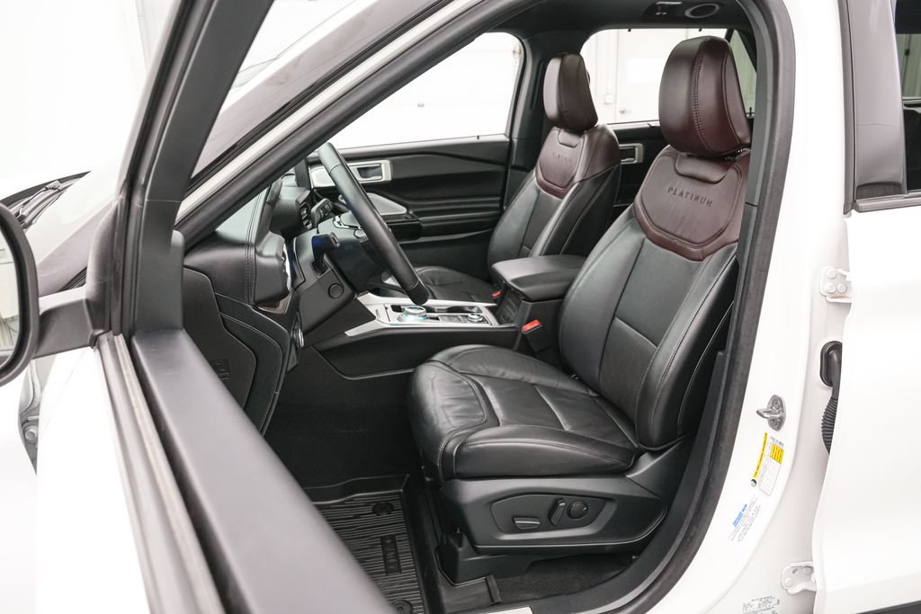 Certified 2024 Ford Explorer Platinum w/ Technology Package AWD/4WD image 11