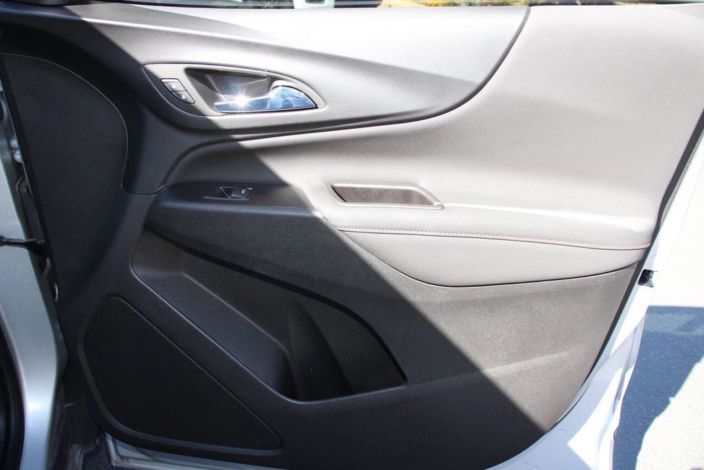 Used 2022 Chevrolet Equinox RS w/ Infotainment Package image 27