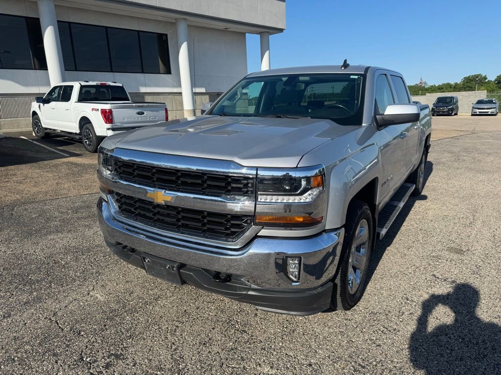 Used 2018 Chevrolet Silverado 1500 LT w/ LT Eassist Package AWD/4WD image 2