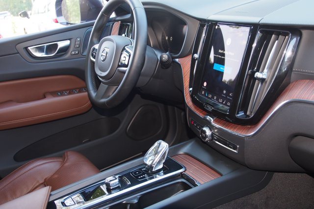 Used 2023 Volvo XC60 B5 Ultimate w/ Protection Package Premier FWD image 11