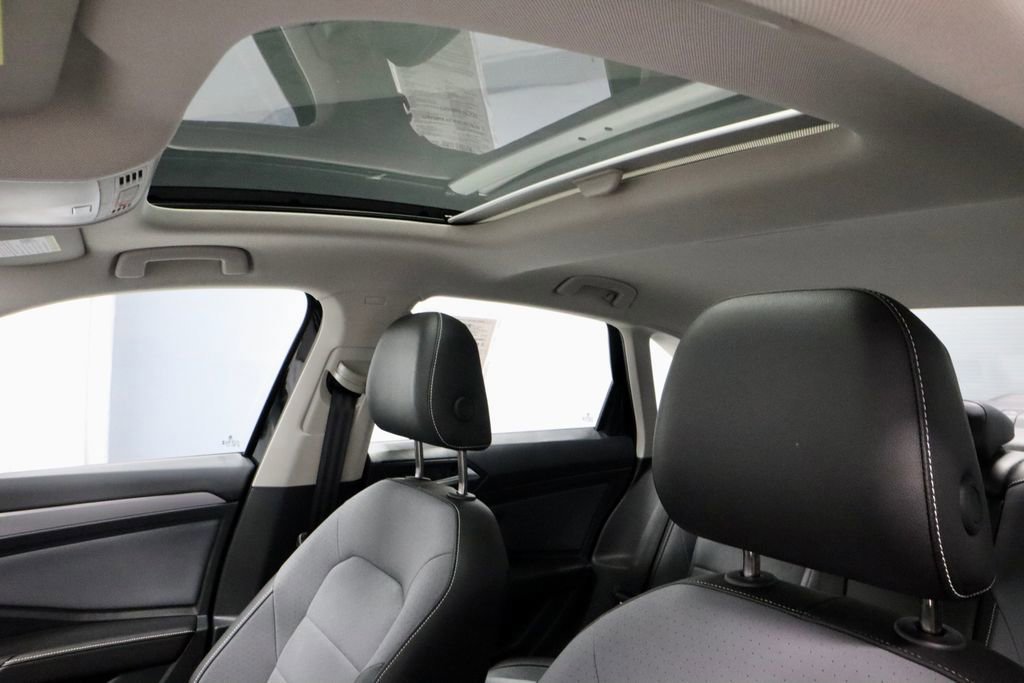 Used 2025 Volkswagen Jetta SE image 32