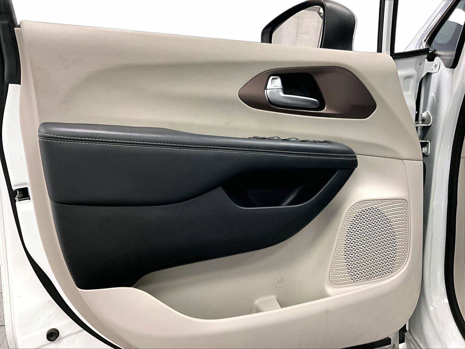 Used 2023 Chrysler Voyager LX image 22