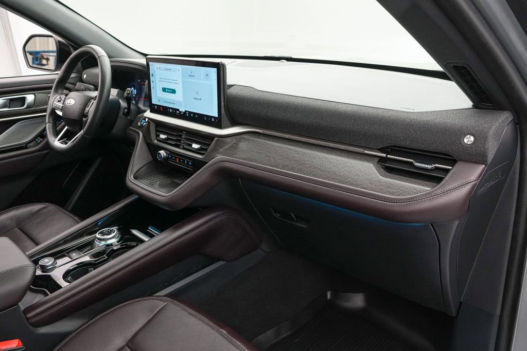 Certified 2025 Ford Explorer Platinum image 25