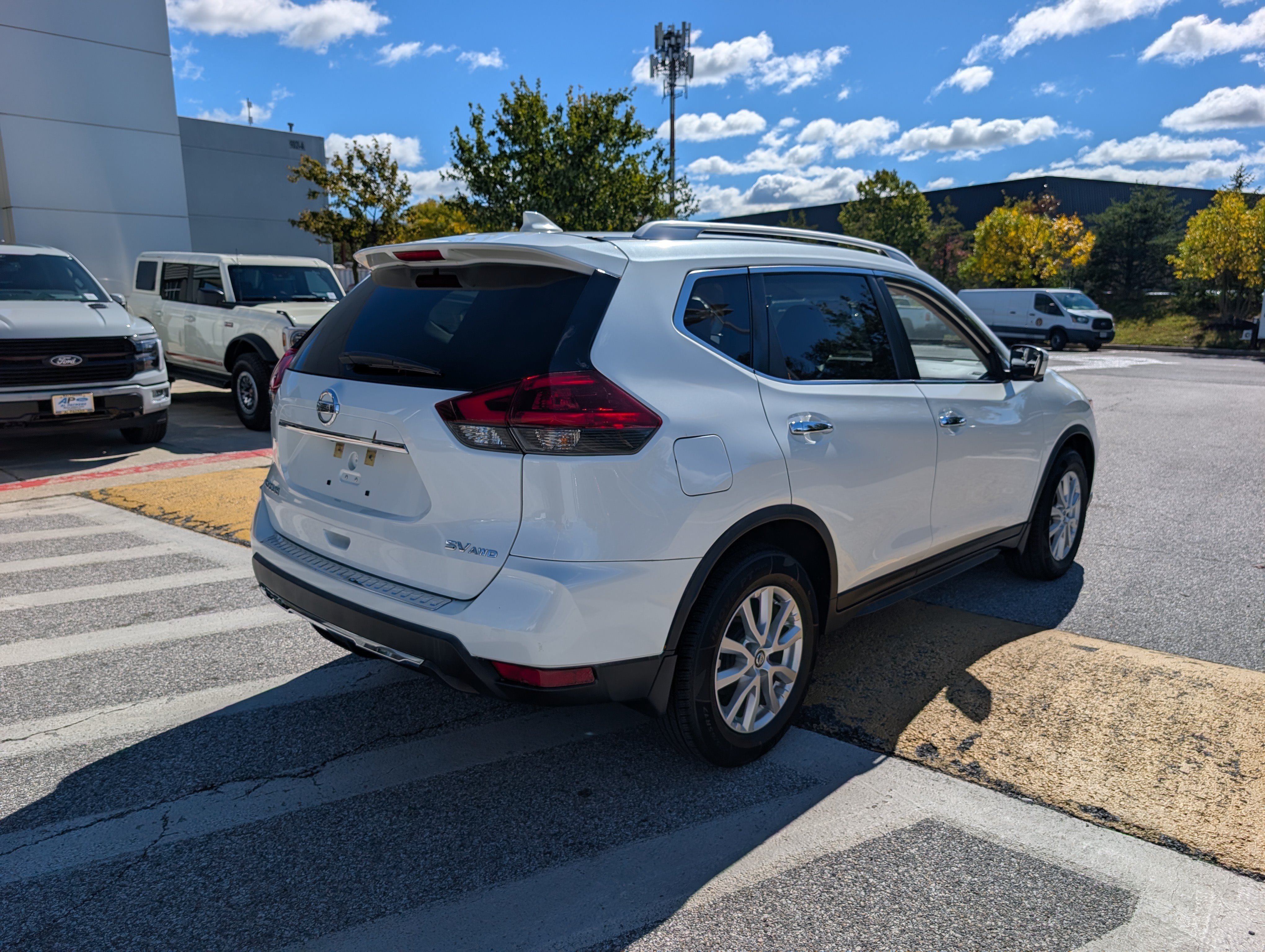 Used 2018 Nissan Rogue SV w/ Premium Package AWD/4WD image 4