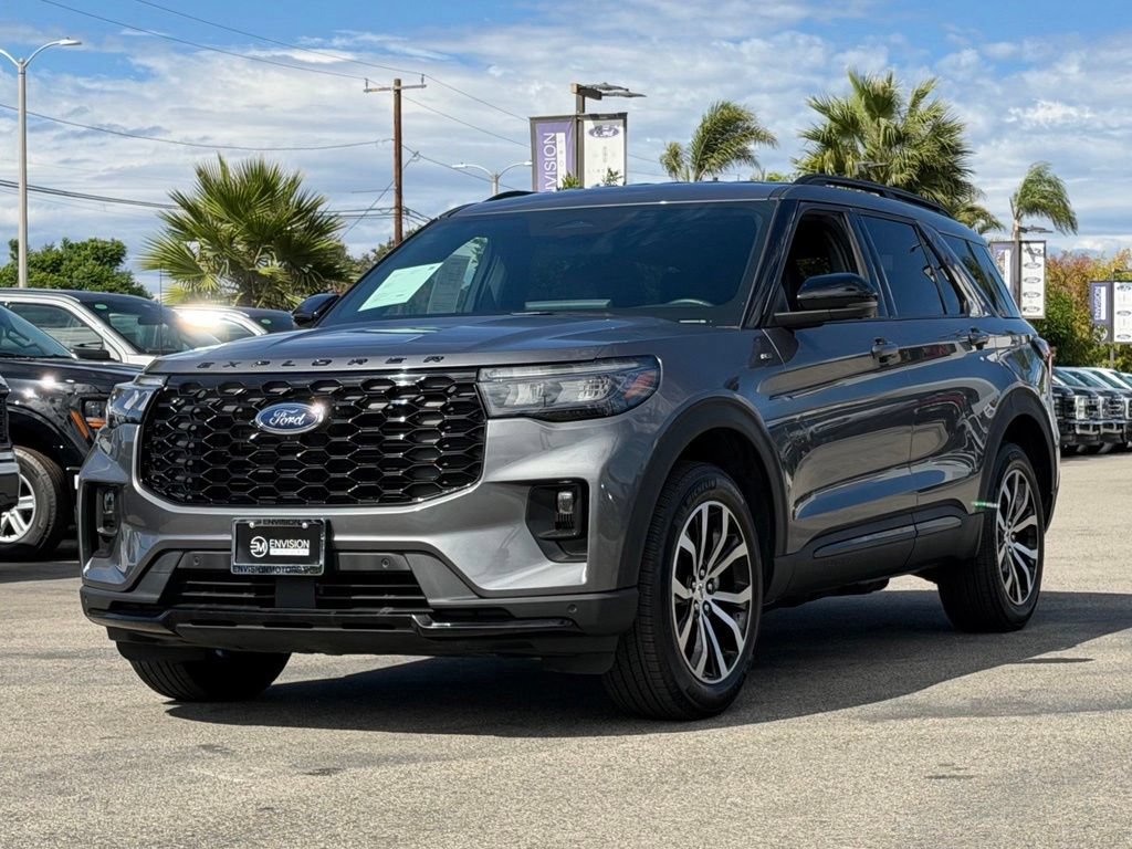 Certified 2025 Ford Explorer ST-Line AWD/4WD image 4