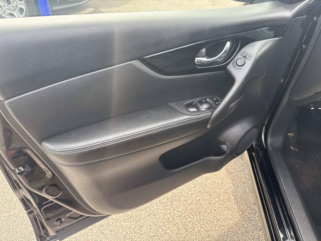 Used 2020 Nissan Rogue Sport SV w/ All-Weather Package AWD/4WD image 17