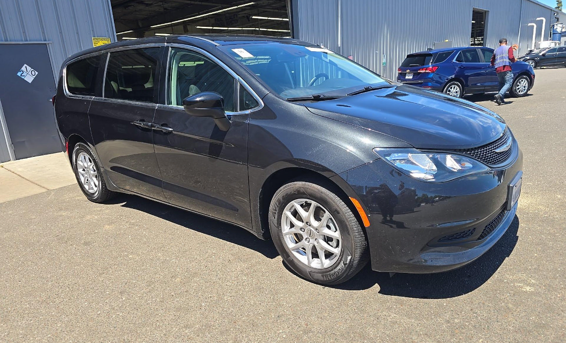 Used 2024 Chrysler Voyager LX FWD image 3