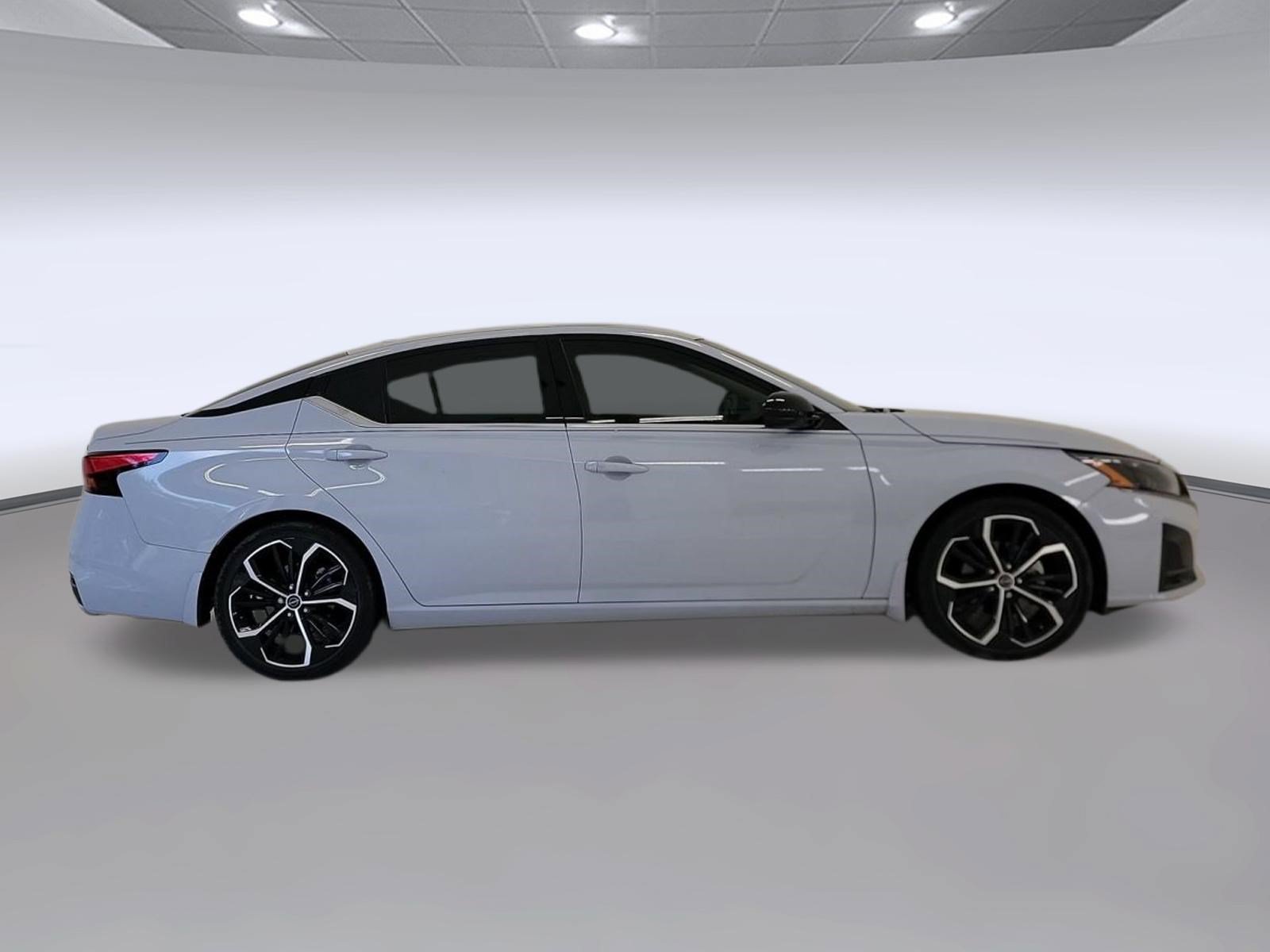 Used 2024 Nissan Altima 2.5 SR w/ SR Premium Package FWD image 6