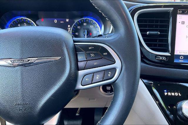 Used 2023 Chrysler Pacifica Touring-L FWD image 18