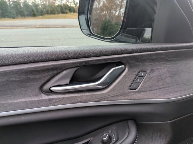 Used 2025 Jeep Grand Cherokee Limited w/ Black Appearance Package image 13