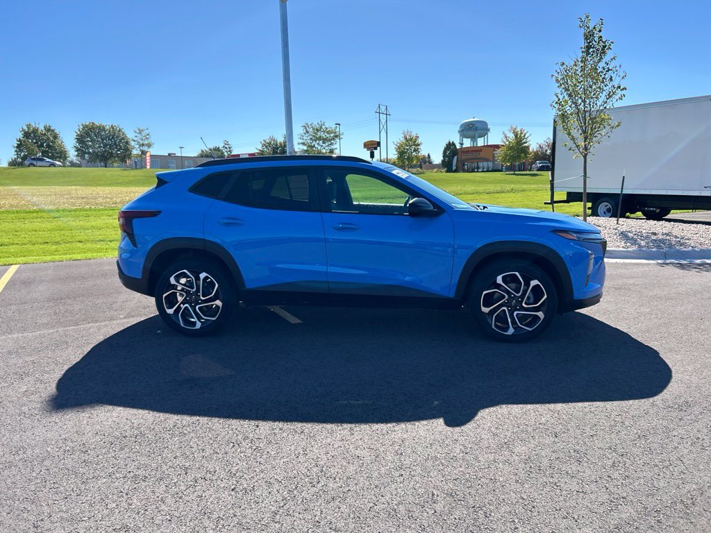 Used 2024 Chevrolet Trax RS w/ Sunroof Package FWD image 5