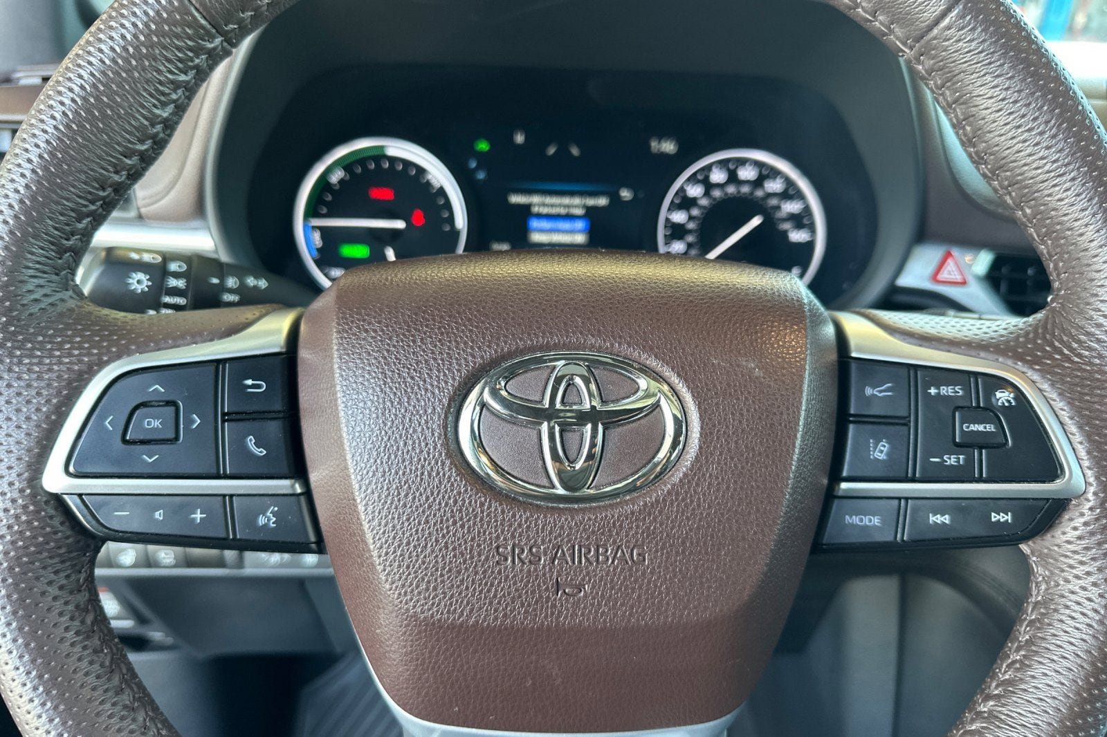 Used 2024 Toyota Sienna Platinum AWD/4WD image 25