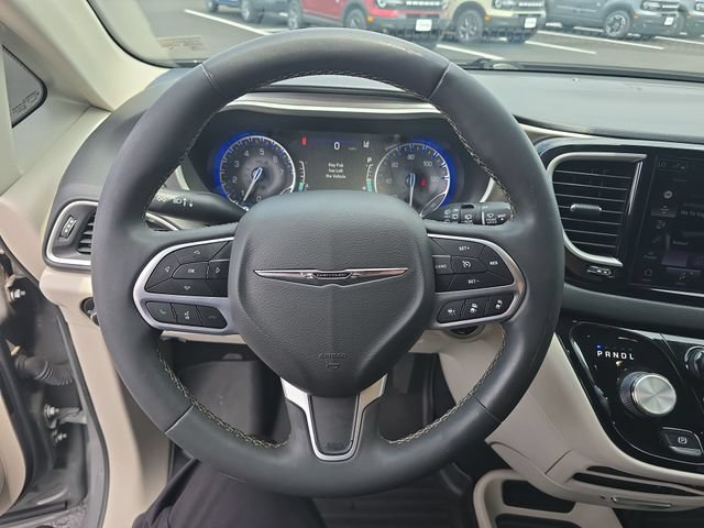 Used 2022 Chrysler Pacifica Touring-L FWD image 14