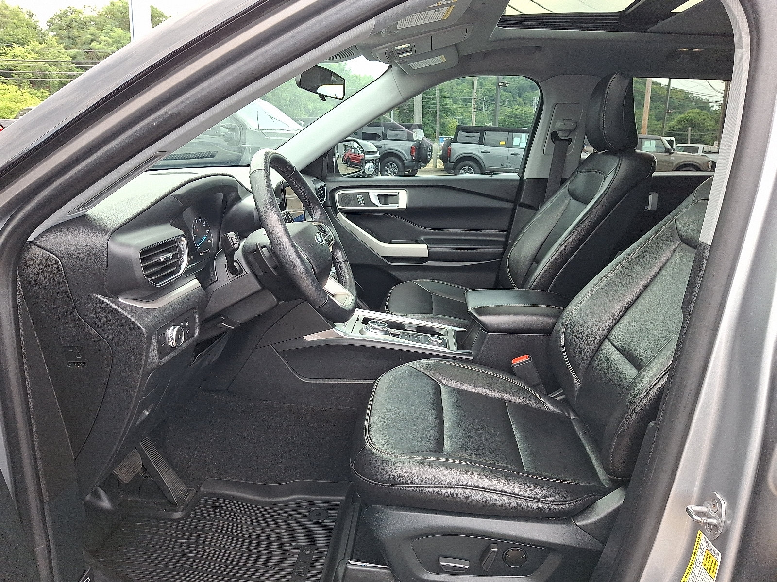 Certified 2020 Ford Explorer XLT w/ Equipment Group 202A AWD/4WD image 14