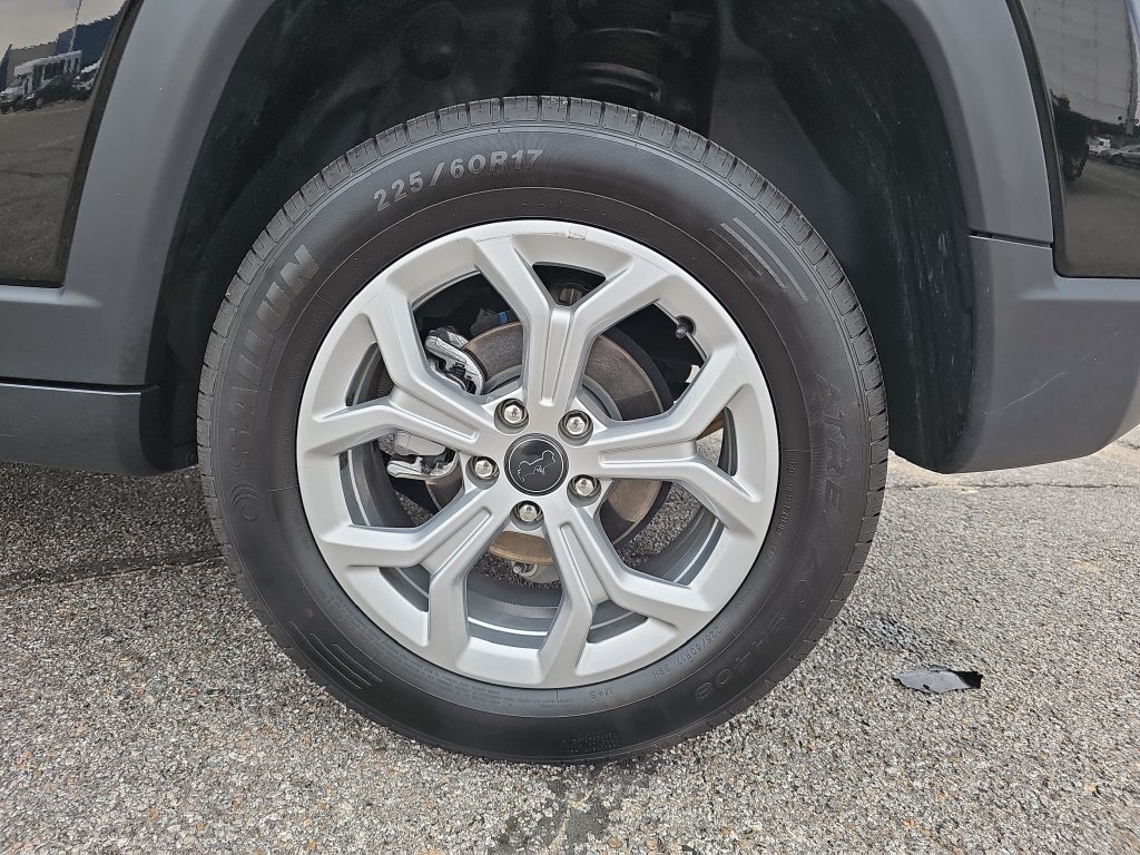 Used 2025 Jeep Compass Latitude AWD/4WD image 32