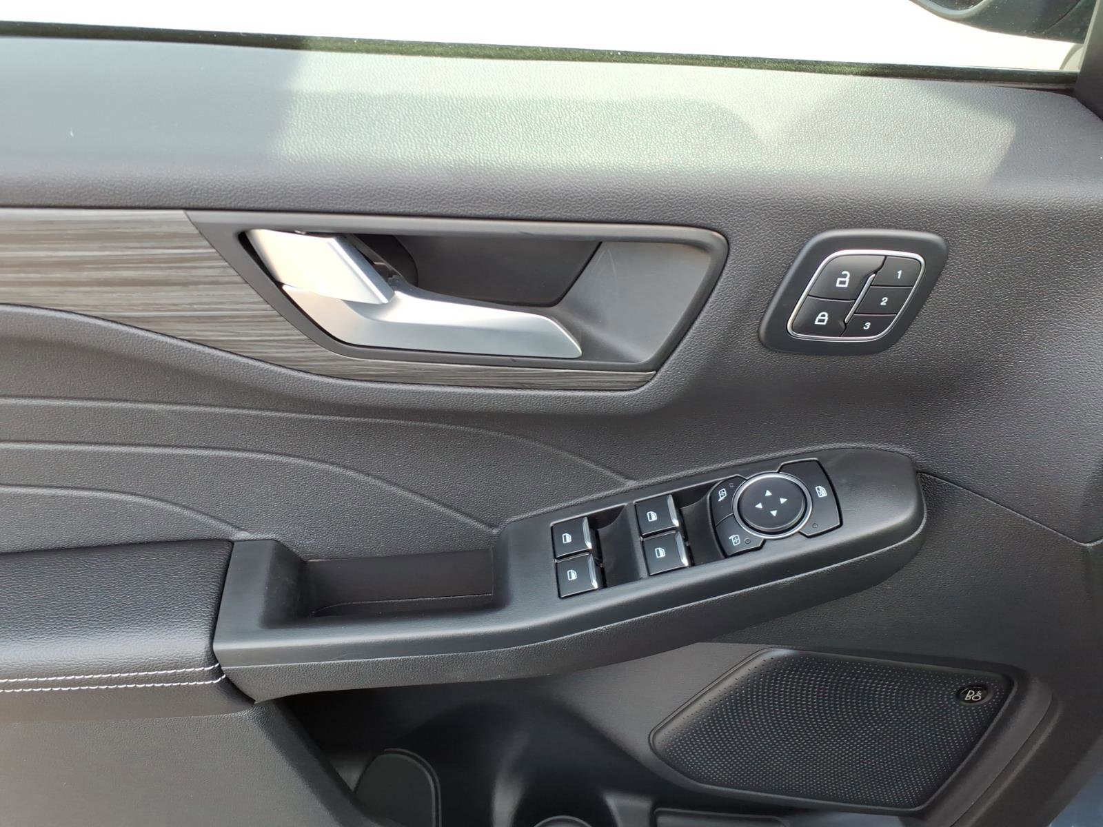 Certified 2025 Ford Escape Platinum w/ Premium Technology Package image 10