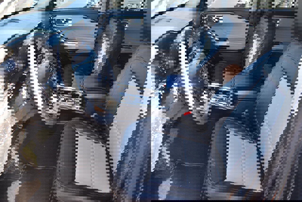 Certified 2022 Ford Explorer XLT w/ Equipment Group 202A image 9