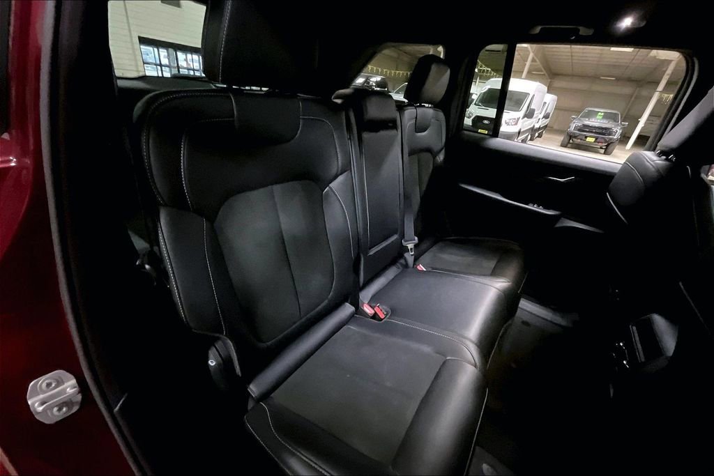 Used 2025 Jeep Grand Cherokee Altitude AWD/4WD image 25