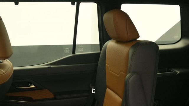 Used 2025 Lexus GX 550 w/ Accessory Package (2T) AWD/4WD image 18