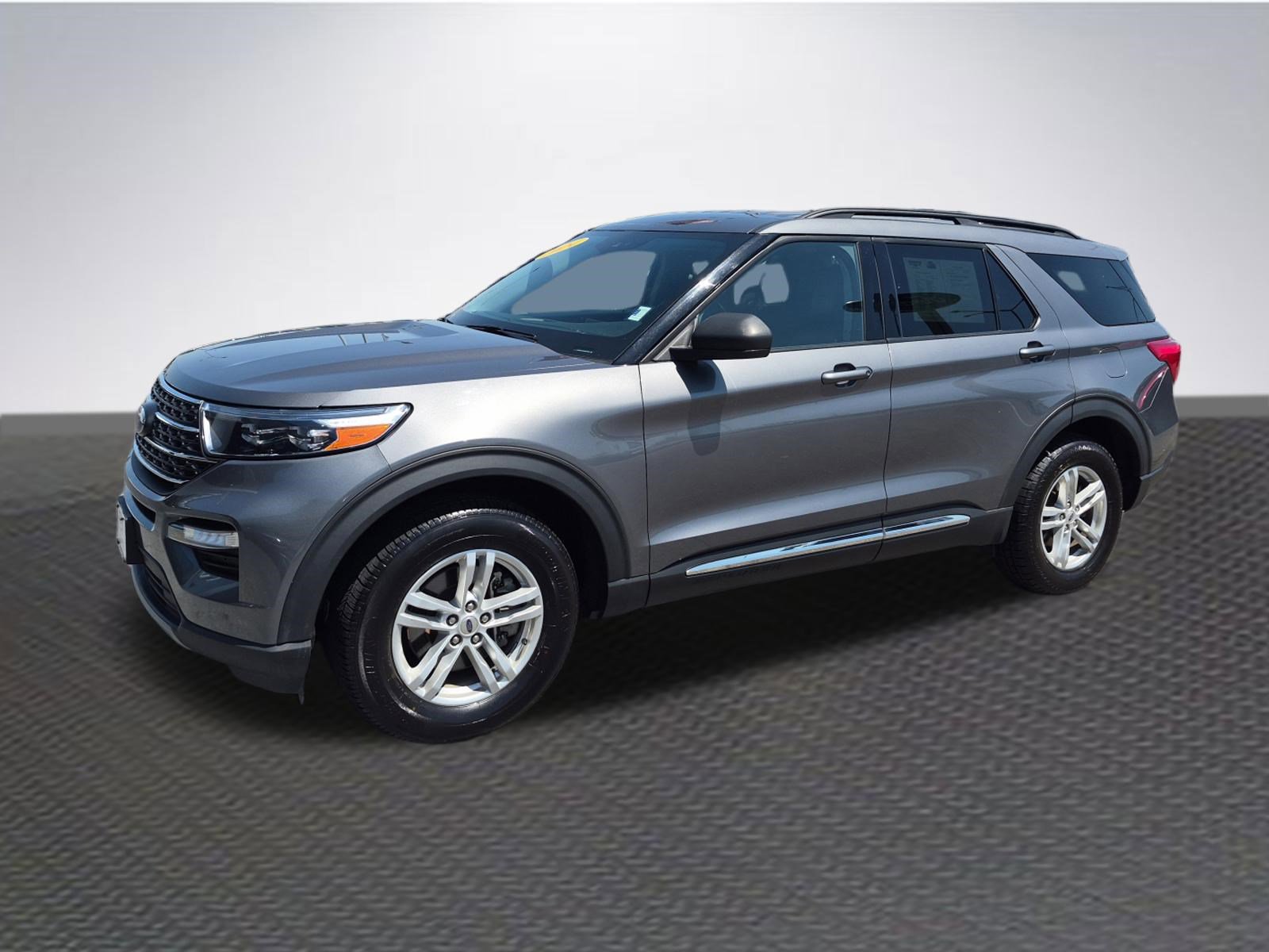 Certified 2024 Ford Explorer XLT w/ Equipment Group 202A AWD/4WD image 2