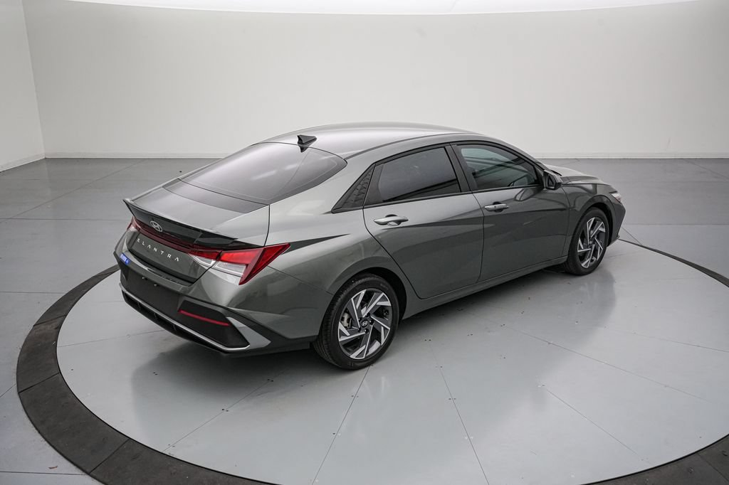 Used 2025 Hyundai Elantra Sport FWD image 4