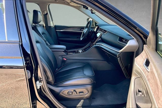 Used 2023 Jeep Grand Cherokee Limited w/ Black Appearance Package image 7