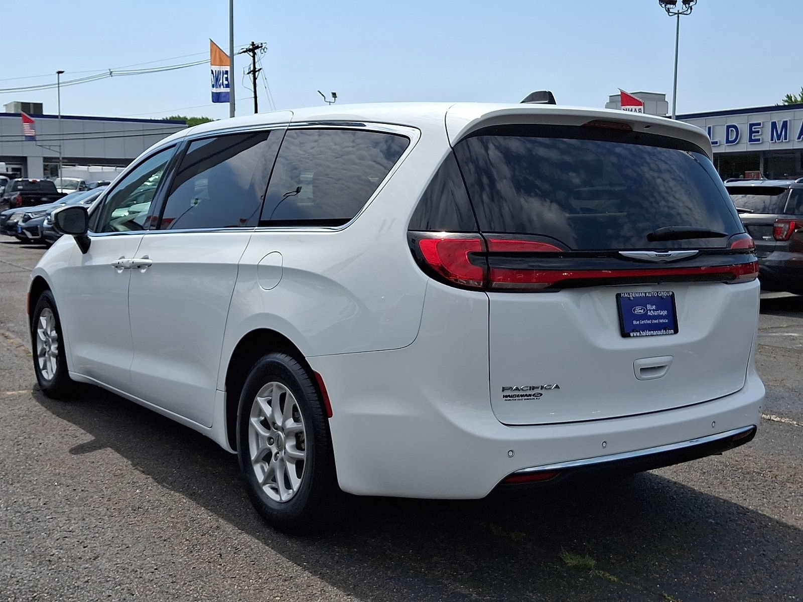 Used 2023 Chrysler Pacifica Touring-L FWD image 5