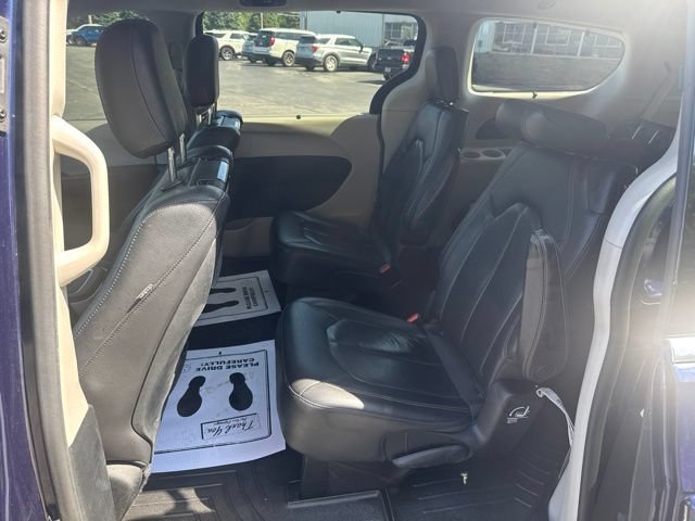 Used 2018 Chrysler Pacifica Touring-L Plus w/ Tire & Wheel Group FWD image 11