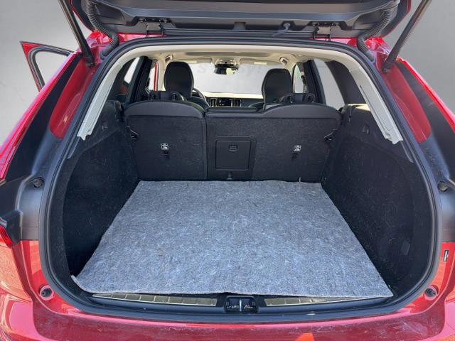 Used 2021 Volvo XC60 T5 Momentum w/ Premium Package image 25