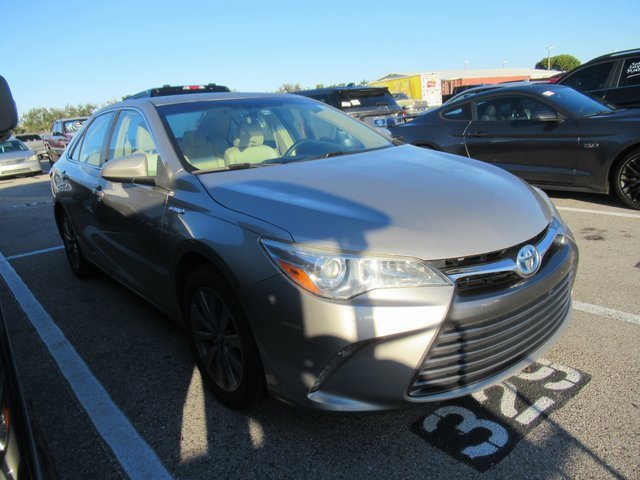Used 2017 Toyota Camry SE image 3