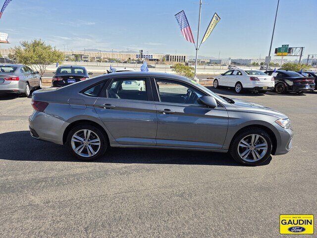 Used 2024 Volkswagen Jetta SE FWD image 8