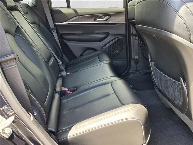 Used 2024 Jeep Grand Cherokee Limited w/ Black Appearance Package AWD/4WD image 16