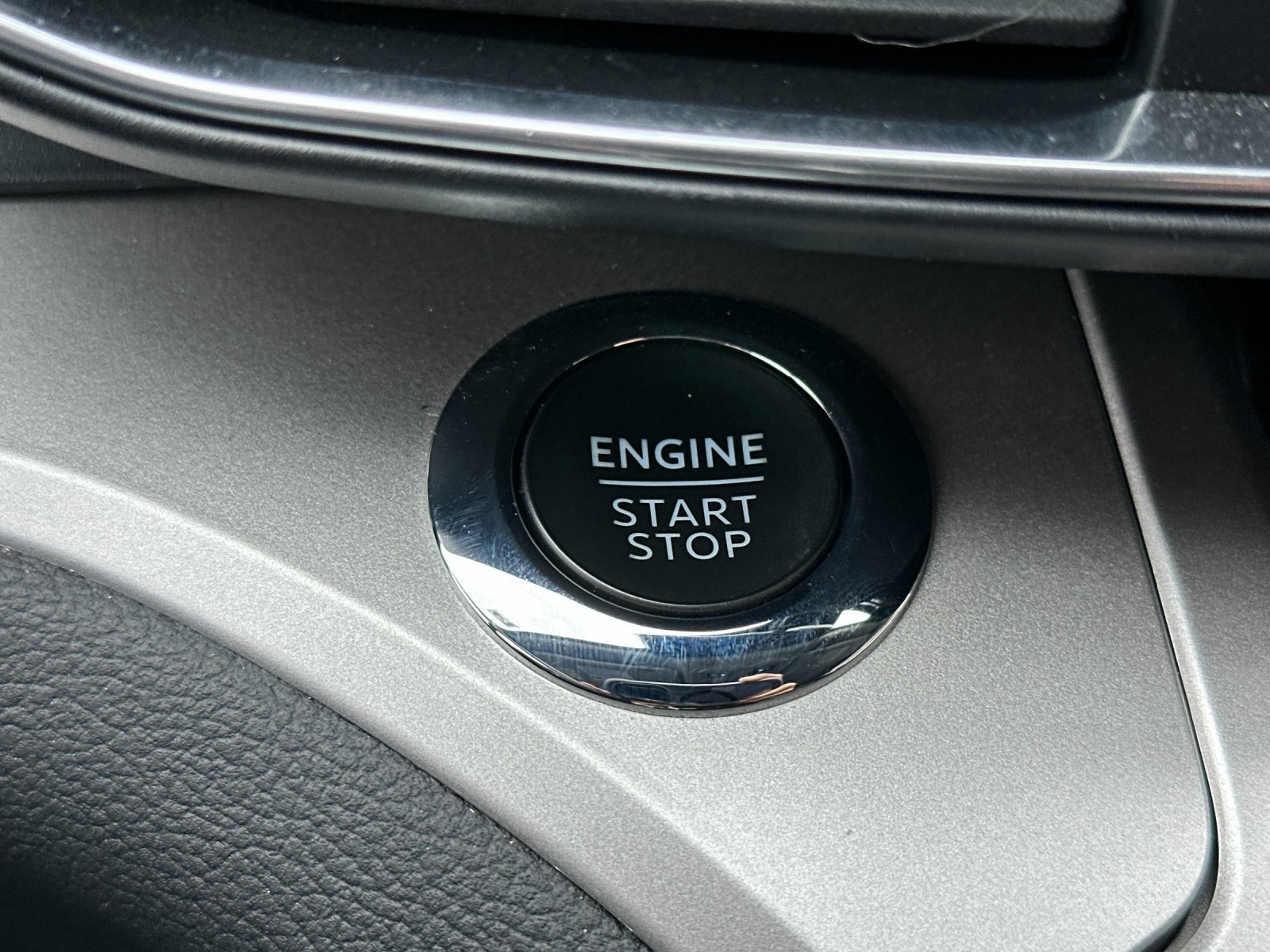 Certified 2022 Ford Explorer XLT w/ Equipment Group 202A image 24